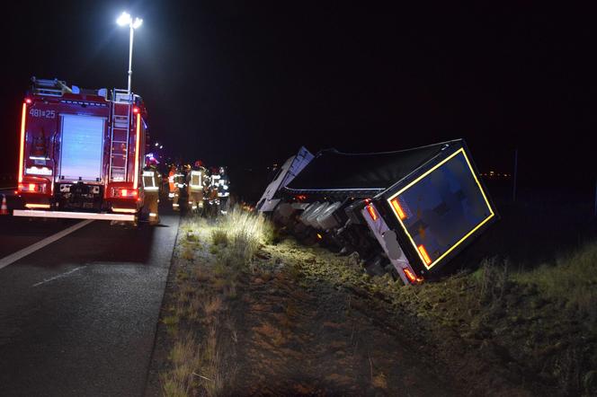 Zamknięty odcinek S5 niedaleko Kościana. Wyciągają tira z rowu