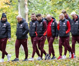 Reprezentacja zmokła na spacerze. Lewandowski się krył przed deszczem