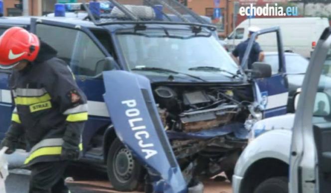 Wypadek w Kielcach - audi wjechało w radiowóz