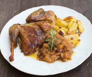 Perliczka pieczona z jabłkami: przepis