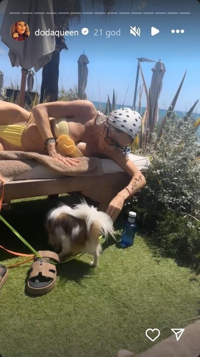 Doda w skąpym kostiumie prezentuje swoje wdzięki. Co za figura!