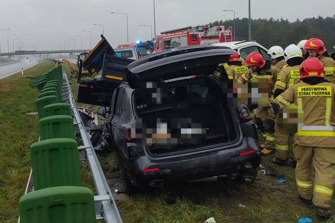 BMW rozbite w wypadku na A1! 39-latek huknął w dwa pojazdy obsługi autostrady [ZDJĘCIA]