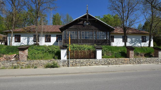 To jedna z najciekawszych małopolskich wsi. Jej ozdobą jest szlachecki dwór 