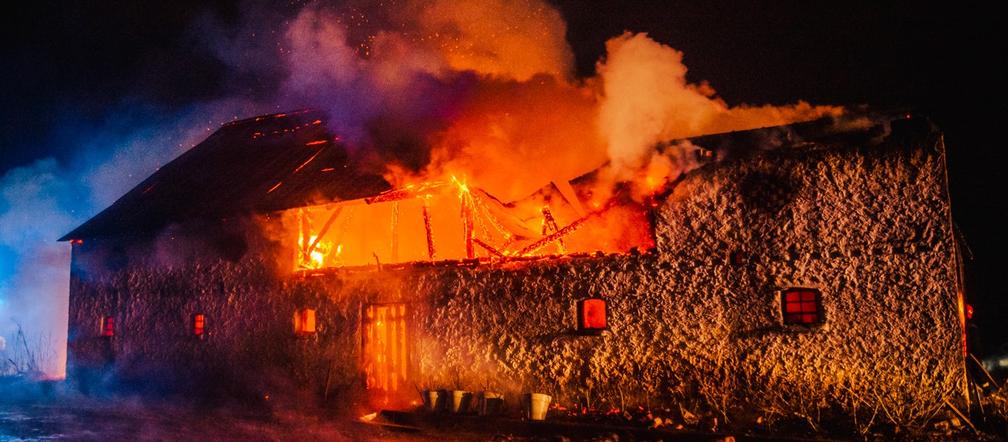 Marcinowo. Ogromny pożar w gospodarstwie. Spłonęły zwierzęta [ZDJĘCIA]
