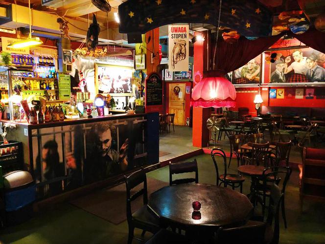 Te miejsca mają swój klimat! Oto TOP 10 najbardziej niezwykłych barów w Warszawie [GALERIA]