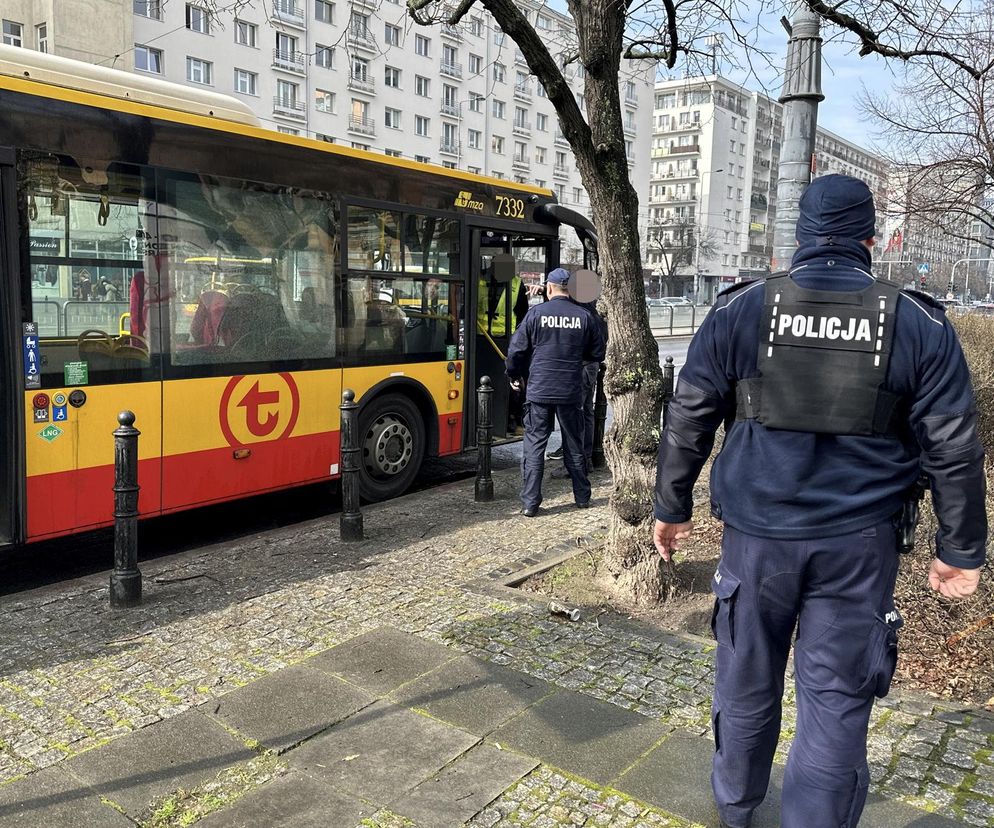 Dramat w centrum stolicy. Ktoś ostrzelał autobusy i tramwaj. Trwają poszukiwania sprawcy