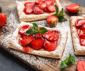 Ciastka francuskie z serem i owocami. Efektowna słodka przekąska na każdą okazję 