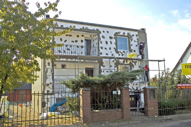 Przemarzające przegrody trzeba docieplić. Izolacja musi się znaleźć na wszystkich ścianach – także tych, które tworzą wnękę loggii – oraz po obu stronach ściany attykowej