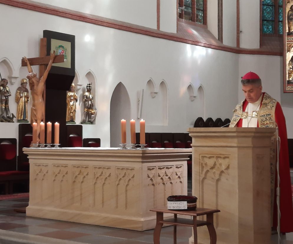 Bp Zbigniew Zieliński przewodniczył nabożeństwu Drogi Krzyżowej w intencji osób skrzywdzonych wykorzystaniem seksualnym odprawionemu w koszalińskiej katedrze