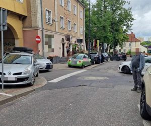 „Mistrzowie parkowania” rozjeżdżają historyczną część Olsztyna. Posypały się mandaty