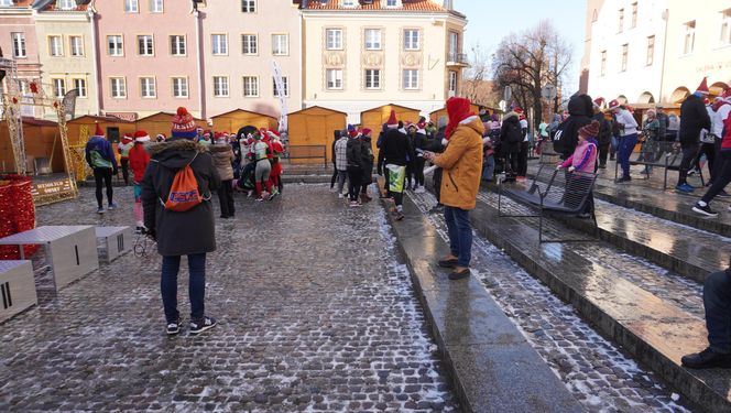 Bieg Mikołajów w Olsztynie. Około 400 osób pobiegło w charytatywnym celu [ZDJĘCIA]