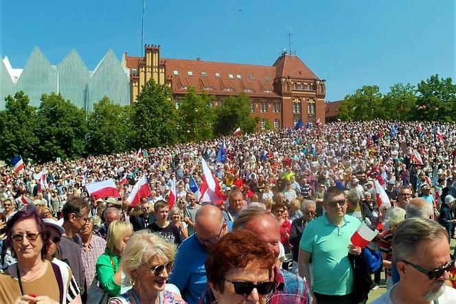 Manifestacja 4 czerwca na placu Solidarności w Szczecinie