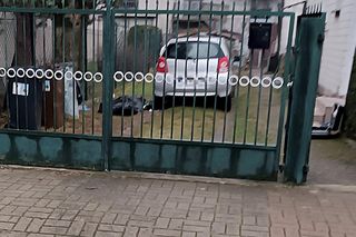 Sąsiedzi usłyszeli strzał, ciało kobiety leżało przy bramie. Nie żyje żona byłego policjanta