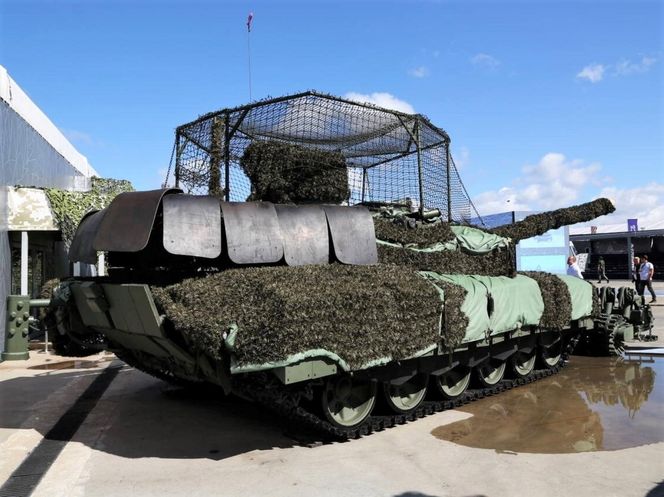 T-90M z gumowym pancerzem i siatką antydronową