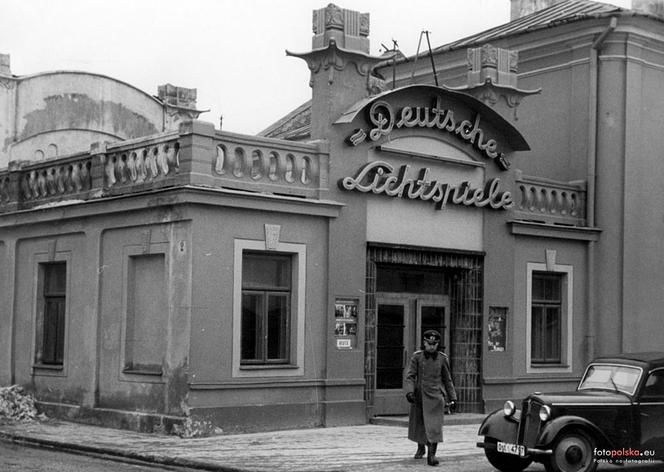 Lata 1939-1945 , Nieistniejące kino Corso przylegające do pałacu Czartoryskich.