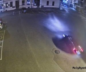 Brodnica: 19-latka z BMW uderzyła w budynek. Policja pokazała materiał z ulicy Mały Rynek
