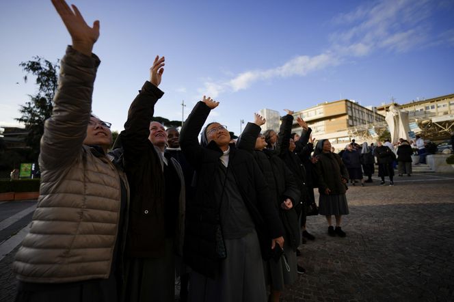 Wierni modlą się za Papieża Franciszka