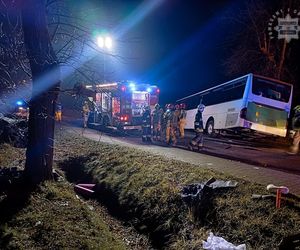 Tragedia we Wręczycy Wielkiej. Kobieta jechała z 11-letnim dzieckiem. Zginęła w zderzeniu z autobusem 