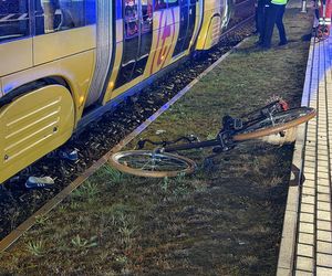 40-letnia rowerzystka wciągnięta pod pędzący tramwaj. „Liczne obrażenia ciała”