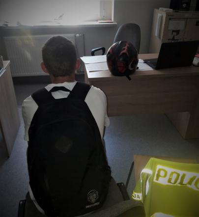 Motocyklista po piwie i marihuanie uciekał policji. Mundurowi musieli zatrzymać go siłą