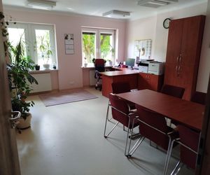 Przez lata ŚDS w Siedlcach działał w dwóch lokalizacjach, teraz już oficjalnie funkcjonuje w jednym miejscu, w budynkach dostosowanych do potrzeb osób z niepełnosprawnościami. 