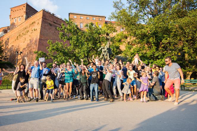 Zjechał już ze swoim tańcem kawał świata. Ostatnio zawitał do Krakowa! "Where The Heck is Matt?" [ZDJĘCIA, WIDEO]