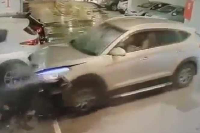 Brutalny kierowca Tucsona na podziemnym parkingu