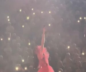 Justyna Steczkowska niczym papież! Gwiazda wyciąga rękę do fanów ze swojego jusiamobile