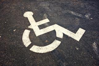 Zaparkowała na miejscu dla niepełnosprawnych. Sprawę chciała załatwić łapówką