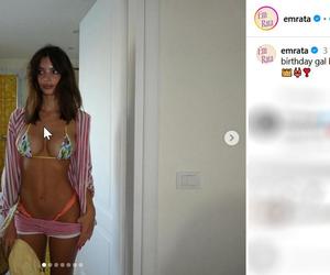 Szokujące zdjęcia Emily Ratajkowski. Polka pozuje w łazience ze spuszczonymi spodenkami. Tak świętuje urodziny