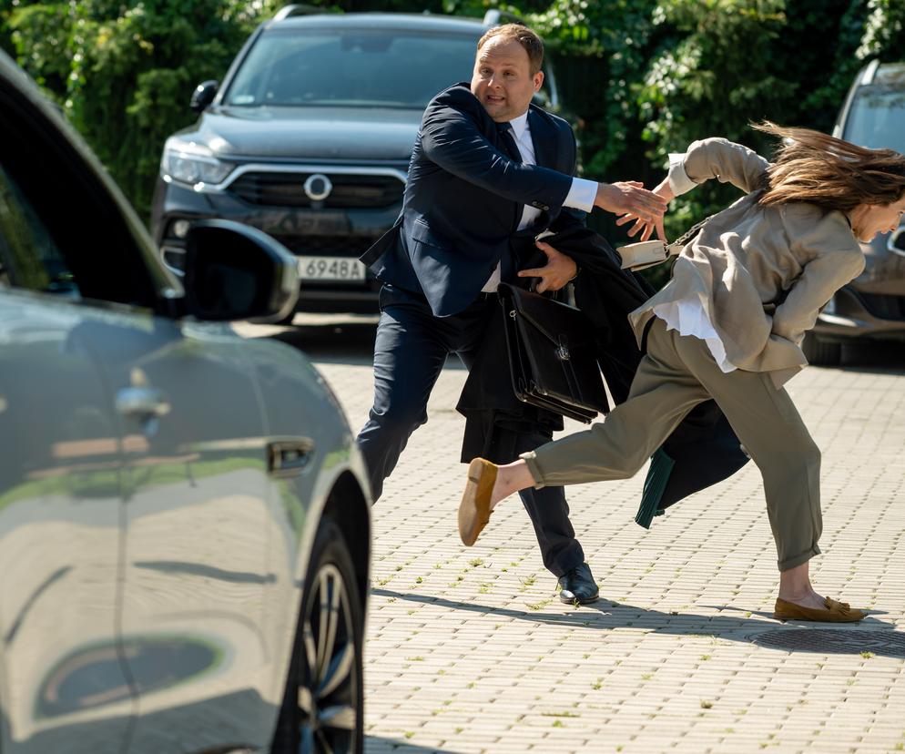 Barwy szczęścia, odcinek 2744: Porażające sceny zabójstwa przed sądem! Klemens zaryzykuje życie broniąc klientki Natalii – ZDJĘCIA