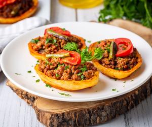 Ziemniaki faszerowane mięsem mielonym: przepis na danie 2 w 1!