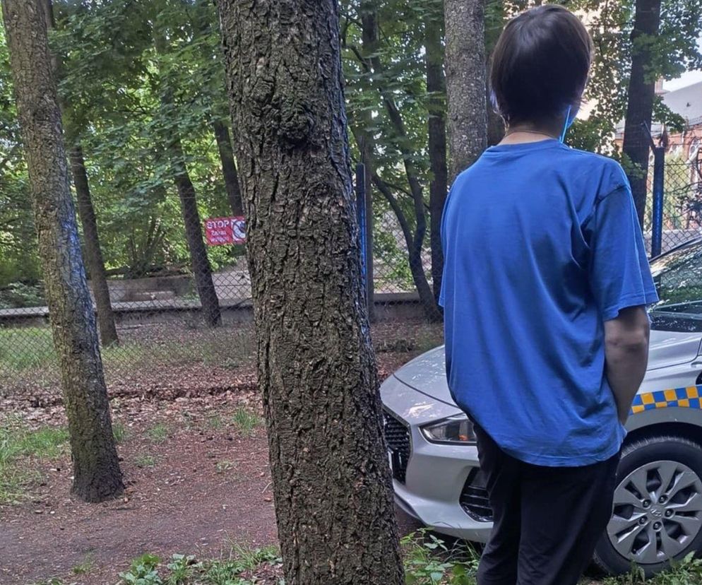 Niecodzienna interwencja strażników miejskich w Warszawie. 47-latek rozebrał się przy wybiegu dla niedźwiedzi