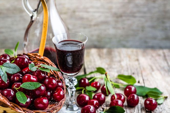 Wiśniówka na spirytusie – domowa nalewka z charakterem. Zobacz, jak zrobić mocną wiśniową nalewkę