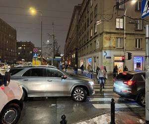 Totalny paraliż Warszawy. Gigantyczne opóźnienia autobusów i tramwajów, kierowcy w korkach