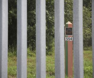 Białoruś niszczy zaporę na polskiej granicy! Wchodzi po kilka osób