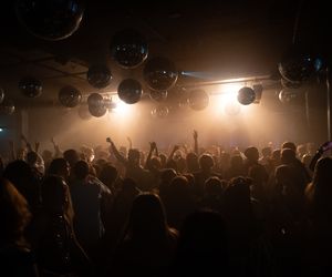 Studniówki 2023 - najlepsze piosenki na imprezę dla maturzystów. Tych hitów nie może zabraknąć! [WIDEO]