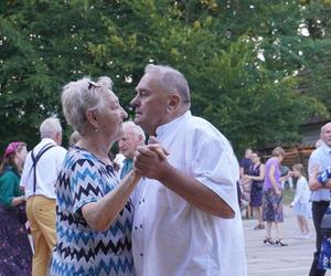 Sielanka na parkiecie w Muzeum Wsi Lubelskiej pod gołym niebem! Za nami kolejna potańcówka w rytmie miejskiego folkloru z Warszawy i Lwowa