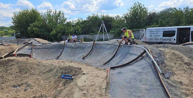 Miłośnicy rowerowych akrobacji nie mogą się tego doczekać. Pumptrack powstaje w Starym Fordonie [GALERIA]