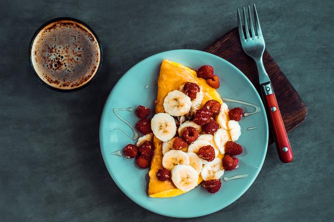 Dorosły omlet z bananami i rumową wkładką