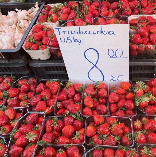 Ceny warzyw i owoców na targu w Rzeszowie. Po ile młode ziemniaki, czy polskie truskawki? 