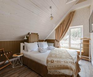 Romantyczna sypialnia ze skosem. Jak urządzić pokój na poddaszu?