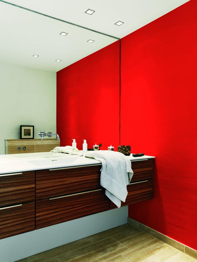 Czerwona ściana w łazience
