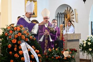  Pogrzeb Anatola Czaplickiego. Arcybiskup Galbas: pamięć o tym koszmarze długo nie przeminie