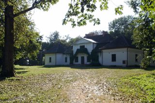 Opuszczony dwór w Łódzkiem. Jesienią tonie w liściach, wyglądając jak z filmu!