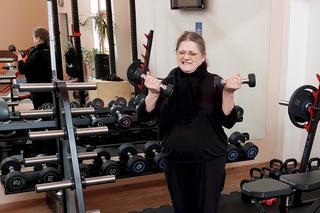 Krystyna Pawłowicz robi rzeźbę na wiosnę