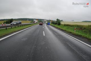 Wypadek na A4: ciężarówka leży na obu jezdniach 