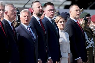 Obchody Święta Wojska Polskiego. Nawrocki w jednym rzędzie z Hołownią i Kosiniakiem-Kamyszem