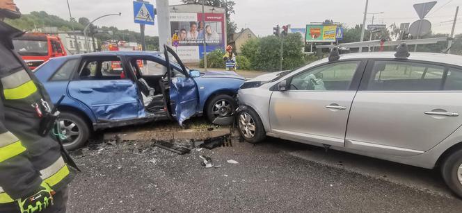 Poważny wypadek na rondzie Toruńskim w Bydgoszczy. Auto wciśnięte w słup!