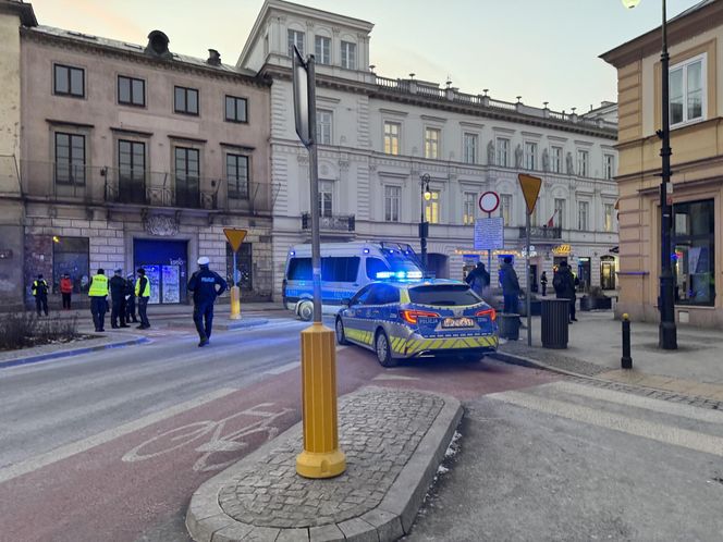 Podczas kontroli na Nowym Świecie mężczyzna wręczył policjantom przedmiot przypominający granat